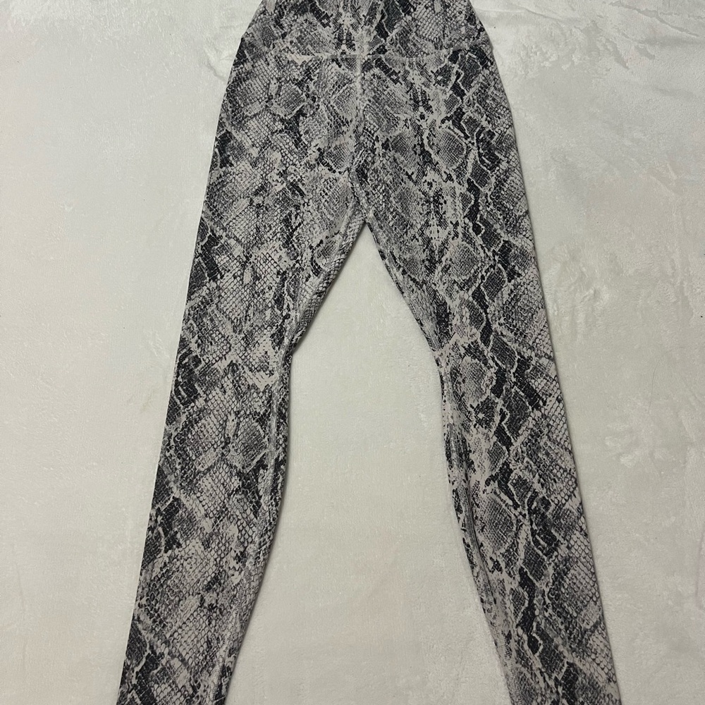 Women’s ALO Yoga High Rise Vapor Snakeskin Leggings - Picture 4 of 6